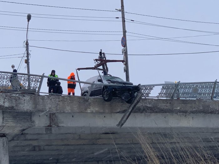Внедорожник потерял управление и влетел в столб на мосту в Череповце