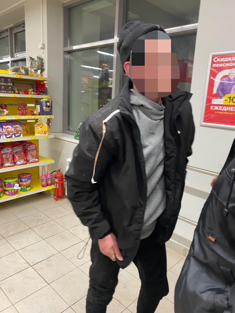 Пьяный гражданин задержан за кражу продуктов и предметов личной гигиены из магазина