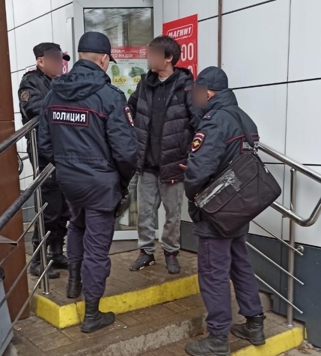 Пьяный мужчина захотел «попробовать водочки» и напал на сотрудников магазина в Вологде