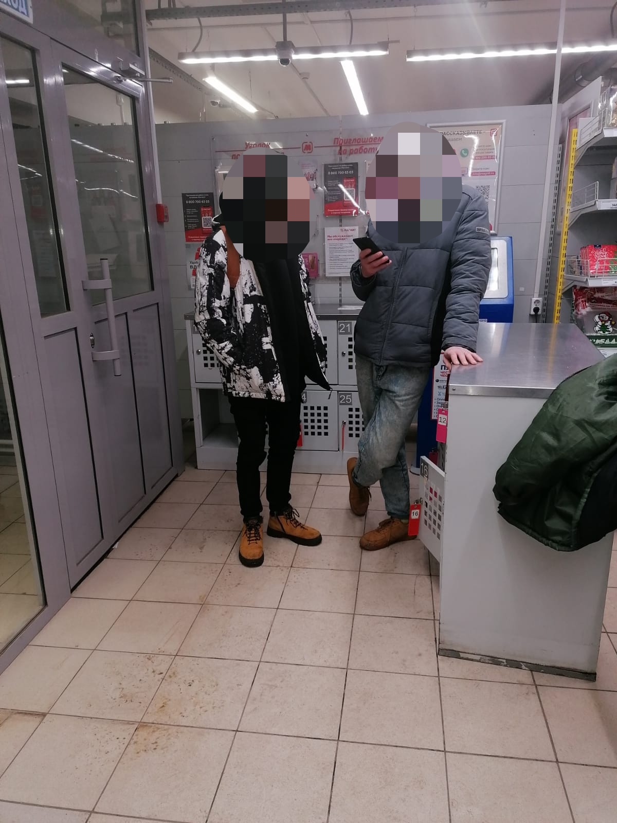 За хулиганские действия в ночном супермаркете задержаны двое подростков