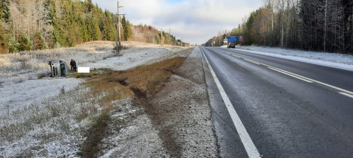 В Вологодской области погиб водитель микроавтобуса, перевернувшегося на федеральной трассе