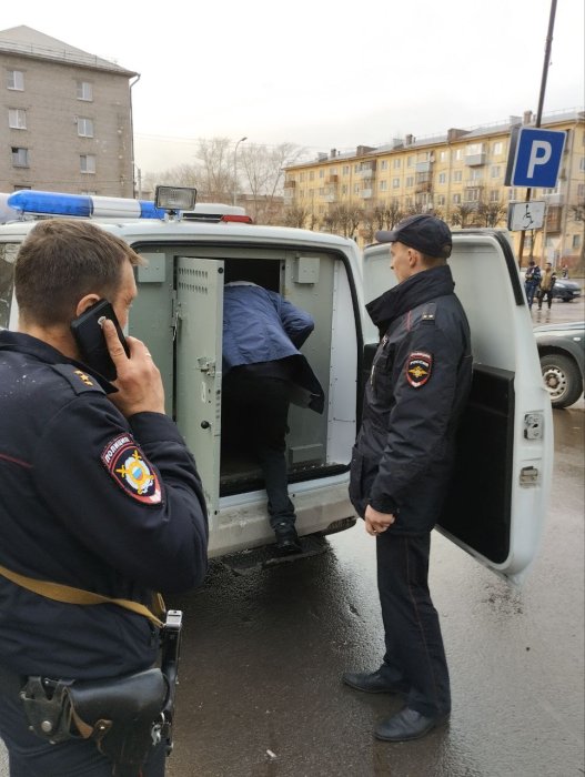 В Череповце мужчина задержан за кражу алкоголя и продуктов из магазина "Магнит"