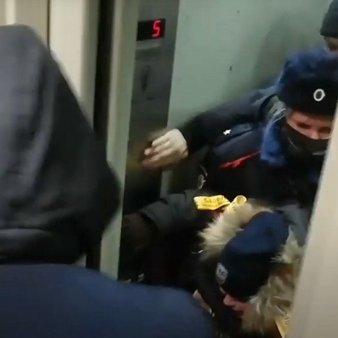 В Череповце задержали участницу инцидента в ЗСО, прыснувшую из баллончика в сотрудника Росгвардии 