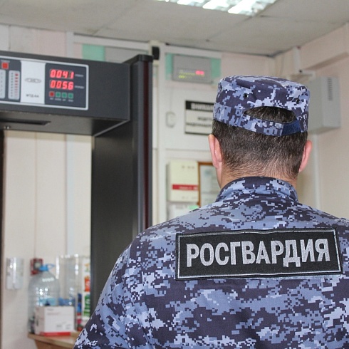 В Вологодской области сотрудники Росгвардии проверяют защищенность объектов образования